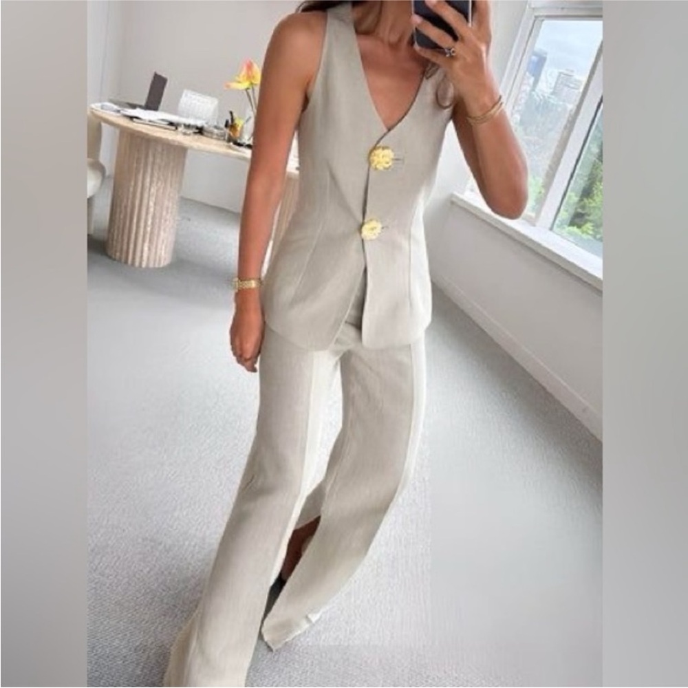 Commense Sleeveless Split-Leg Set in Light Grey with Gold Buttons